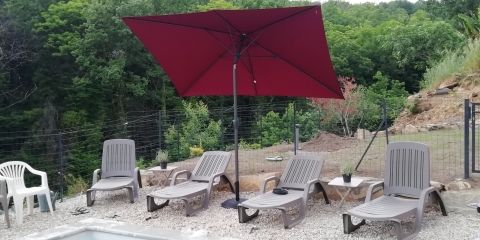 Bronzette au bord de la piscine