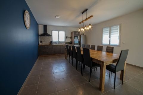 Gite avec grand salon à Vesseaux