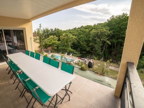 Gite avec grande terasse vue piscine