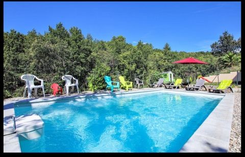 Grande piscine bien exposée