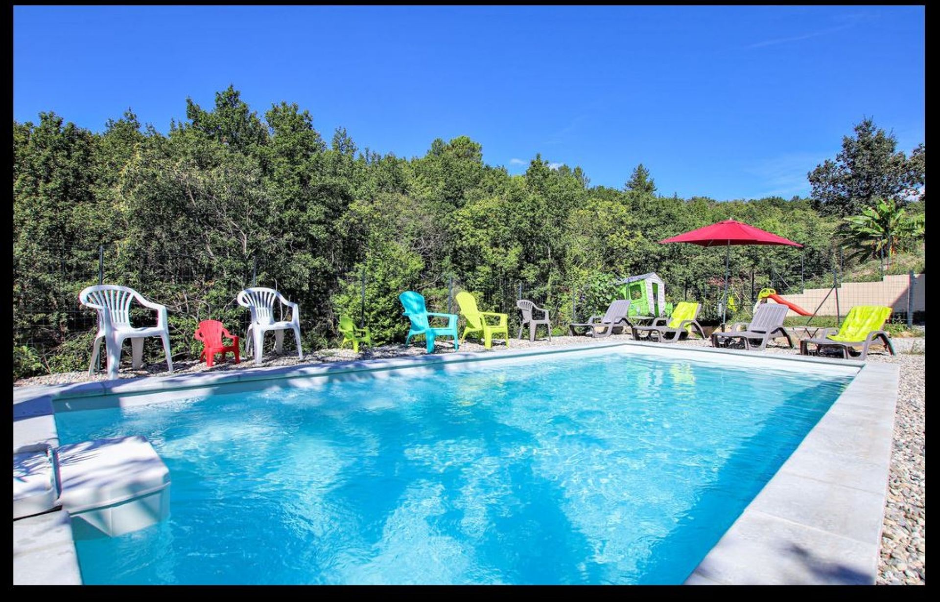 Piscine bien exposée